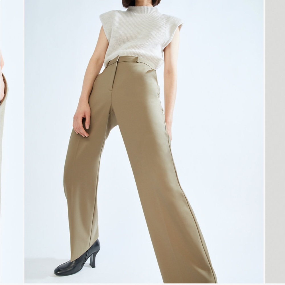 Taupe beige. I’m a four and it fits me well. Agency pant on aritzia